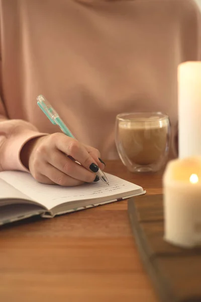 Masada mumlarla günlük girdileri için defter.