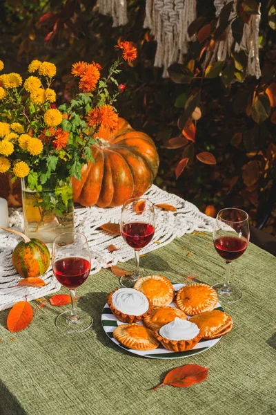 Autumn brunch table in the backyard with pumpkin and yellow decor. — Stock Photo, Image