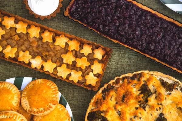 Tartes maison avec différentes garnitures sur la table. Vue du dessus — Photo