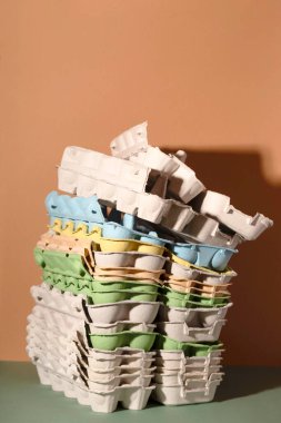 Yumurtalardan renkli tepsiler. Geri dönüşüm konsepti için çöp toplama.