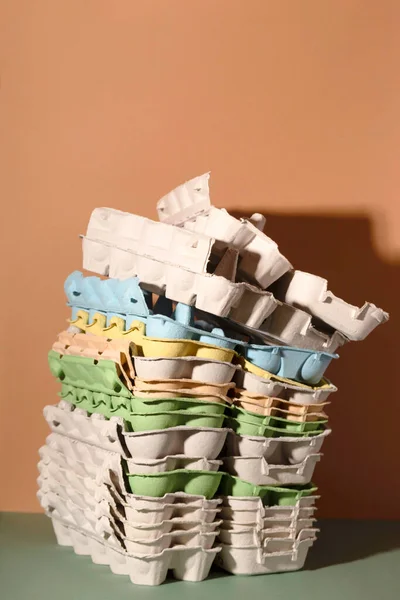 Plateaux colorés à partir d'œufs. Collecte des ordures pour le recyclage concept. — Photo