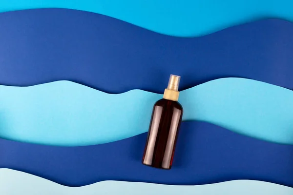 Zonnecrème Voor Huidverzorging Veilig Zonnebaden Een Badplaats Concept Blauwe Zee — Stockfoto