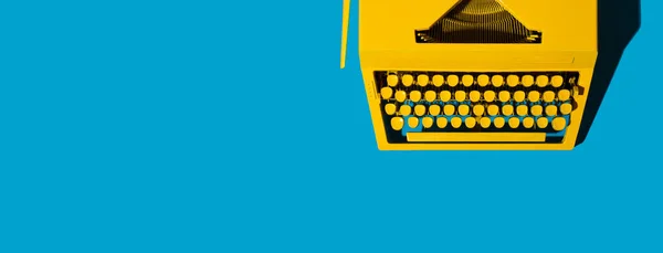 青の黄色の明るいタイプライター ブログ 新しいアイデアや創造性のためのシンボル スペースバナーのコピー — ストック写真