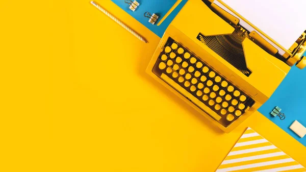 黄色と青の背景に黄色の明るいタイプライター ブログ 新しいアイデアや創造性のためのシンボル スペースのコピー — ストック写真