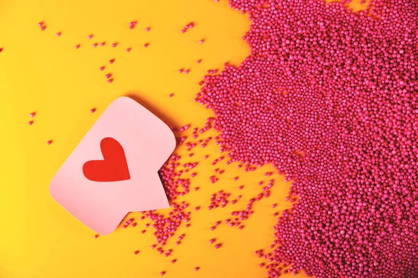 Красный Сердце Значок Розовой Шпильке Рядом Розовыми Шариками Текстуры Множество — стоковое фото