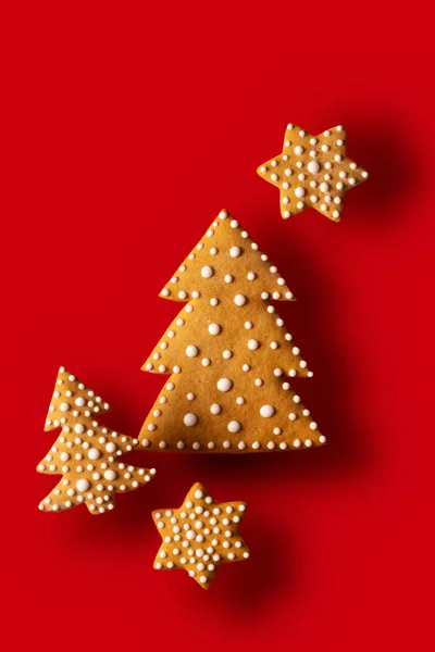 Pão de gengibre Árvore de Natal com outros cookies equilíbrio em vermelho — Fotografia de Stock