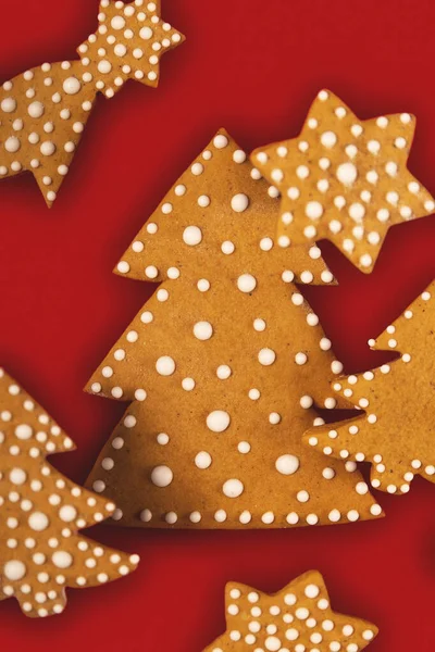 姜饼圣诞树和其他饼干在红色上保持平衡 — 图库照片