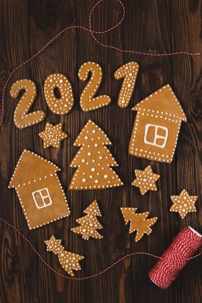 2021年，在木制桌子上放着姜饼饼干。新年概念 — 图库照片