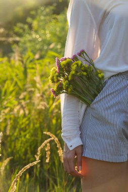 Doğaya yakınlık kavramı - cebinde çiçekler 
