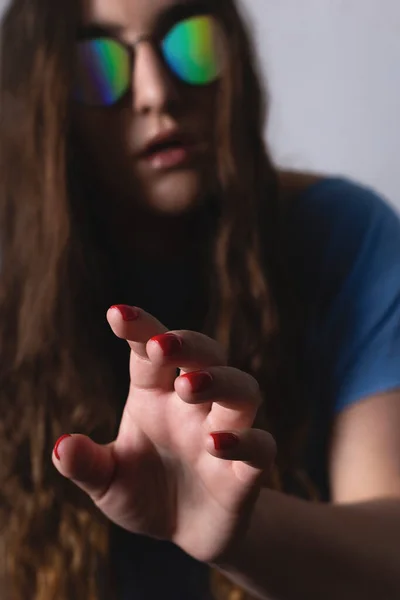 Mujer milenaria con gafas halográficas. Concepto de realidad aumentada. —  Fotos de Stock