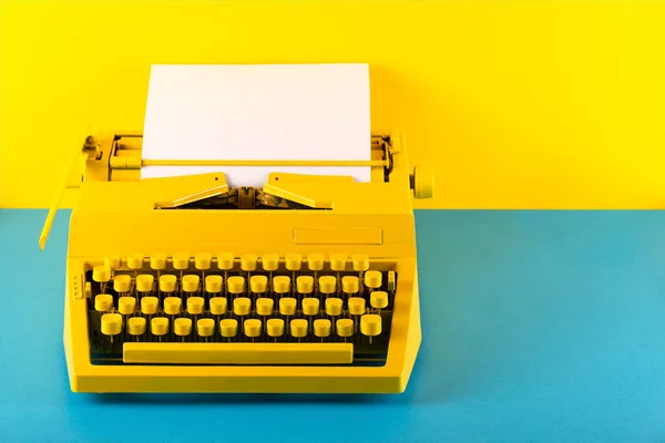 Gelbe helle Schreibmaschine auf gelbem Hintergrund. Kreativitätskonzept — Stockfoto