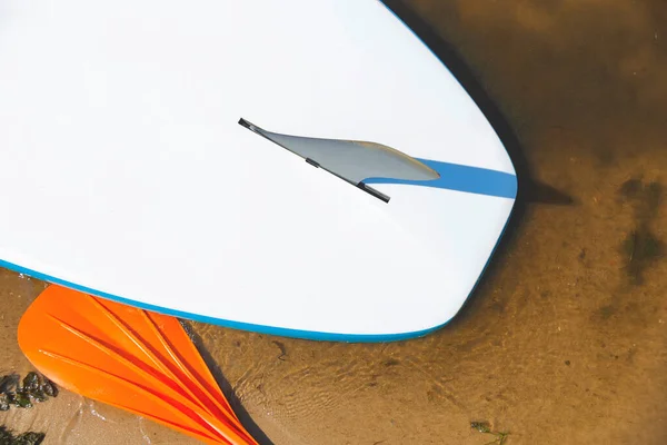 Tableros a bordo y remar por el agua. Equipos para deportes acuáticos. — Foto de Stock