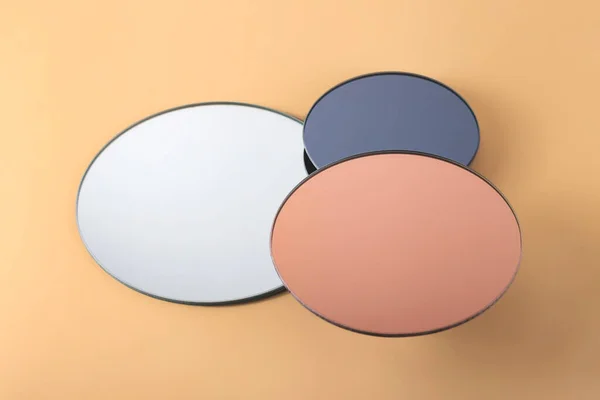 Trois supports ronds pour des objets avec des surfaces en miroir — Photo
