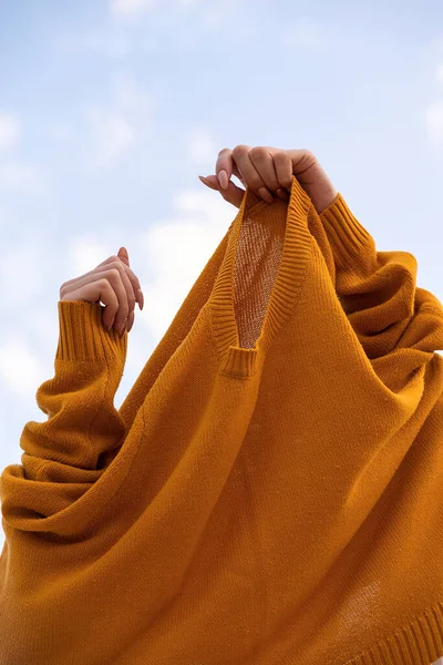 Ragazza in natura toglie maglione giallo autunno — Foto Stock