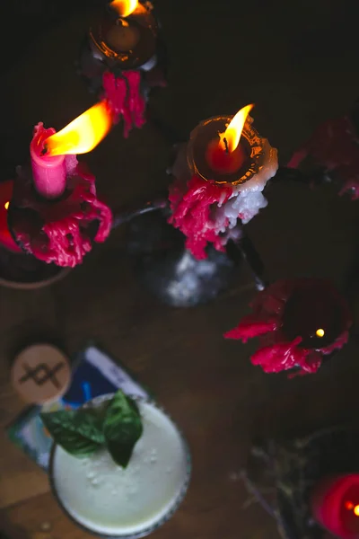 Cóctel agrio de albahaca fresca entre luces rojas en estilo oscuro — Foto de Stock