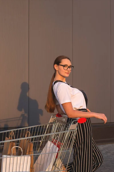 Joyeuse fille avec des achats à l'extérieur d'un centre commercial — Photo