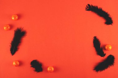 Tüylü turuncu arka plan ve mini balkabağı. Cadılar Bayramı