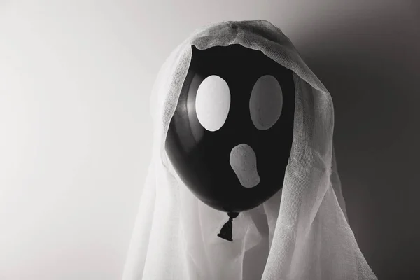 Bola negra decoración fantasma de Halloween. Minimalismo y celebración tradicional — Foto de Stock