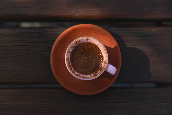 찰흙 컵에 놓인 나무 탁자 위에 놓인 터키인 커피 — 스톡 사진