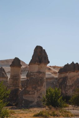 Türkiye 'nin Kapadokya şehrinde açık bir yaz gününde Aşk Vadisi manzarası