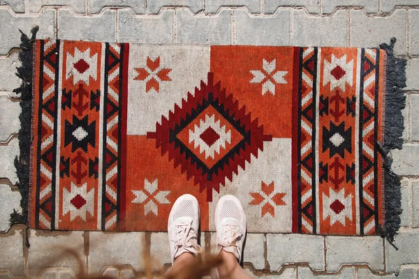 Turkiet resa foto - matta på golvet och kvinnliga ben — Stockfoto
