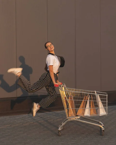 Alışveriş merkezinin önünde alışveriş yapan neşeli kız. — Stok fotoğraf