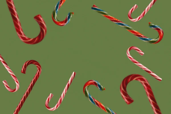 Lecca-lecca di Natale bastoni come simbolo del Natale su sfondo verde — Foto Stock