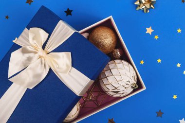 Mavi kulübe beyaz ve altınla dolu Noel süslemeleri topları