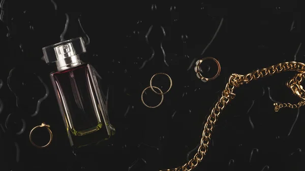 水滴の間に黒の背景に女性の金のアクセサリーや香水 トップビュー フラットレイアウト — ストック写真