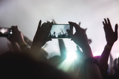 Parlak Spot lambalar telefon kamerada bir konserde video yakalama