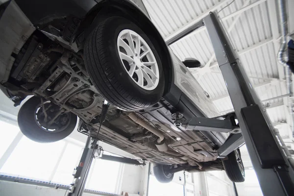 Auto Auf Einem Fahrwerkshebebühne Autoservice Diagnose Des Fahrgestells Des Aufzug — Stockfoto