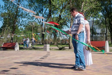 Mayıs 27, 2008. Rusya. Rostov-on-Don. Open olayı. Profesyoneller ve olmayan profesyonellerin fotoğrafçıların fotoğrafların sokak gösterisini. Kurutma fotoğraf. Keten iğne ile ipler resimleri dayan.