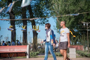 Mayıs 27, 2008. Rusya. Rostov-on-Don. Open olayı. Profesyoneller ve olmayan profesyonellerin fotoğrafçıların fotoğrafların sokak gösterisini. Kurutma fotoğraf. Keten iğne ile ipler resimleri dayan.