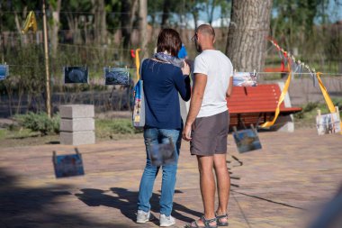 Mayıs 27, 2008. Rusya. Rostov-on-Don. Open olayı. Profesyoneller ve olmayan profesyonellerin fotoğrafçıların fotoğrafların sokak gösterisini. Kurutma fotoğraf. Keten iğne ile ipler resimleri dayan.