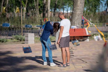 Mayıs 27, 2008. Rusya. Rostov-on-Don. Open olayı. Profesyoneller ve olmayan profesyonellerin fotoğrafçıların fotoğrafların sokak gösterisini. Kurutma fotoğraf. Keten iğne ile ipler resimleri dayan.