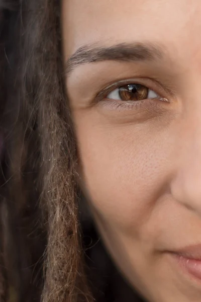 Parte Rosto Uma Menina Bonita Com Dreadlocks Olho Uma Fotografia — Fotografia de Stock