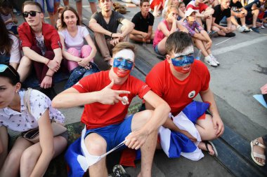 25 Haziran 2018. Rostov-on-Don. Rusya. Rus millî futbol hayranları fan fest ülke ve dekore edilmiş yüzlerine bayrakları takım. FIFA Dünya Kupası.