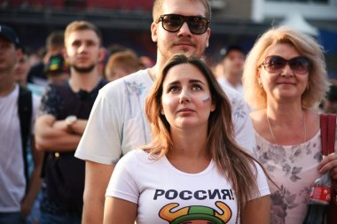 25 Haziran 2018. Rostov-on-Don. Rusya. Rus kızları Rus millî futbol takımı hayranları ülke bayrakları taşıyan ağlama ağlıyor ve fan fest yüzlerine dekore edilmiştir. FIFA Dünya Kupası.