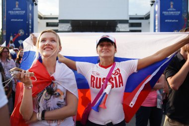 25 Haziran 2018. Rostov-on-Don. Rusya. Güzel Rus kızları Rus millî futbol hayranları fan fest ülke ve dekore edilmiş yüzlerine bayrakları takım. FIFA Dünya Kupası.