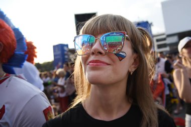 25 Haziran 2018. Rostov-on-Don. Rusya. Güzel Rus kızları Rus millî futbol hayranları fan fest ülke ve dekore edilmiş yüzlerine bayrakları takım. FIFA Dünya Kupası.