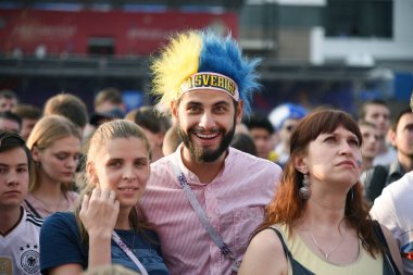 25 Haziran 2018. Rostov-on-Don. Rusya. Rus millî futbol hayranları fan fest ülke ve dekore edilmiş yüzlerine bayrakları takım. FIFA Dünya Kupası.