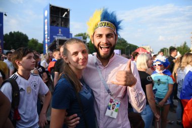 25 Haziran 2018. Rostov-on-Don. Rusya. Rus millî futbol hayranları fan fest ülke ve dekore edilmiş yüzlerine bayrakları takım. FIFA Dünya Kupası.