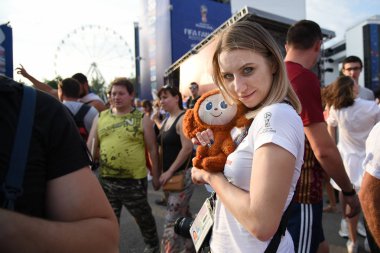 25 Haziran 2018. Rostov-on-Don. Rusya. Güzel Rus kızları Rus millî futbol hayranları fan fest ülke ve dekore edilmiş yüzlerine bayrakları takım. FIFA Dünya Kupası.