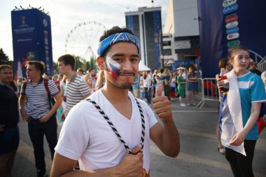 25 Haziran 2018. Rostov-on-Don. Rusya. Rus millî futbol hayranları fan fest ülke ve dekore edilmiş yüzlerine bayrakları takım. FIFA Dünya Kupası.
