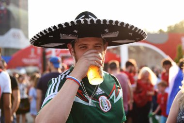 25 Haziran 2018. Rostov-on-Don. Rusya. Meksika Millî Futbol takımının hayranları ile ülke bayrakları ve fan Festivali'nde dekore edilmiş sakallı. FIFA Dünya Kupası.