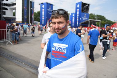 25 Haziran 2018. Rostov-on-Don. Rusya. Rus millî futbol hayranları fan fest ülke ve dekore edilmiş yüzlerine bayrakları takım. FIFA Dünya Kupası.