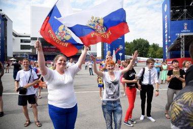 25 Haziran 2018. Rostov-on-Don. Rusya. Rus millî futbol hayranları fan fest ülke ve dekore edilmiş yüzlerine bayrakları takım. FIFA Dünya Kupası.