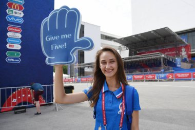 25 Haziran 2018. Rostov-on-Don. Rusya. bir eldiven vermek ile beş fan Festivali'nde gönüllü. FIFA Dünya Kupası.