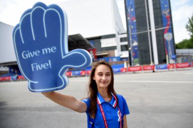 25 Haziran 2018. Rostov-on-Don. Rusya. bir eldiven vermek ile beş fan Festivali'nde gönüllü. FIFA Dünya Kupası.