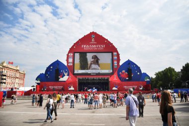 25 Haziran 2018. Rostov-on-Don. Rusya. Rus millî futbol hayranları fan fest ülke ve dekore edilmiş yüzlerine bayrakları takım. FIFA Dünya Kupası.